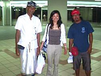 バリ島空港で弊社サーフガイド「ピッチャさん」と（右）